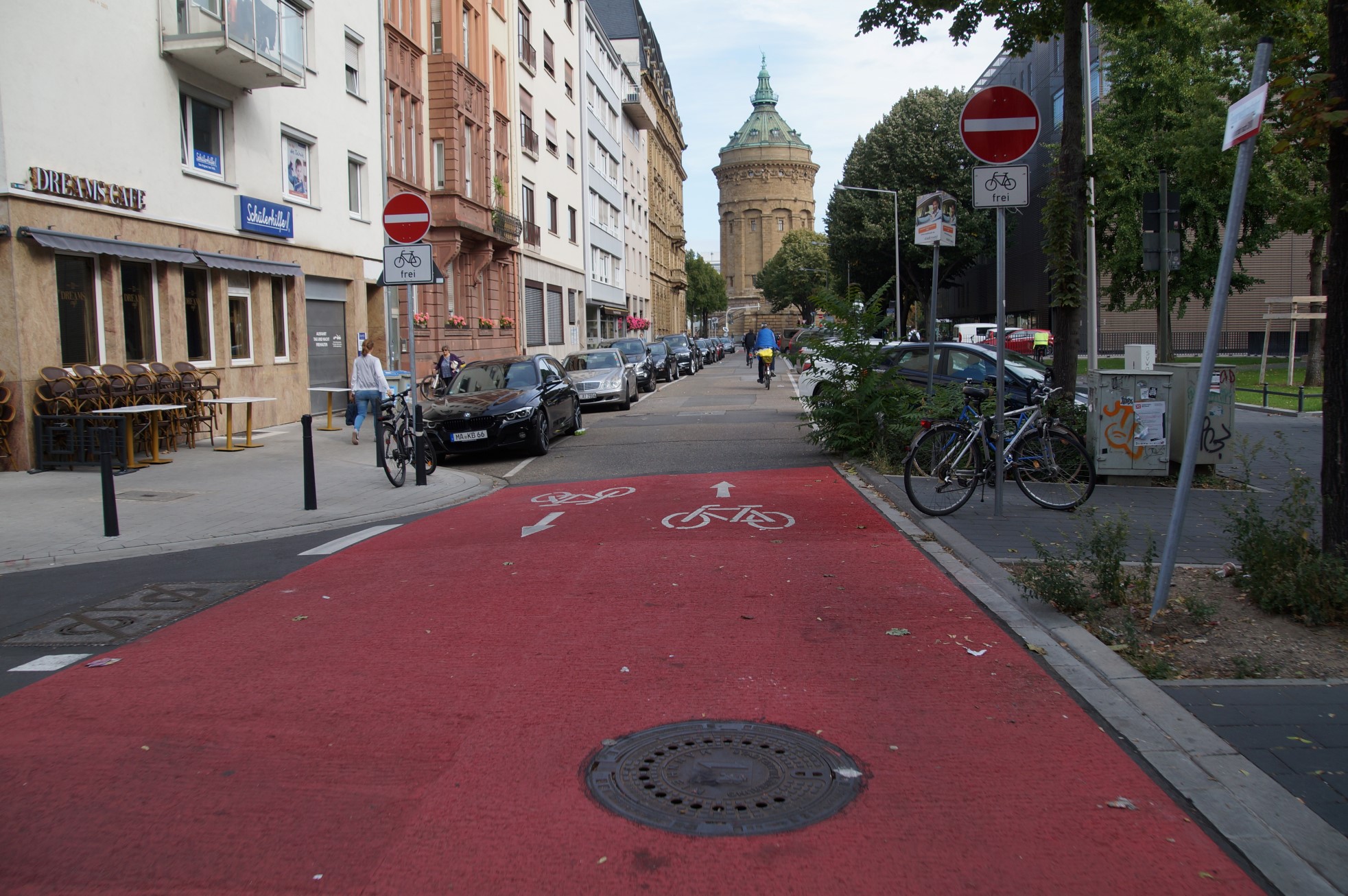Fahrradstraße Mannheim mit Blick zum Wasserturm